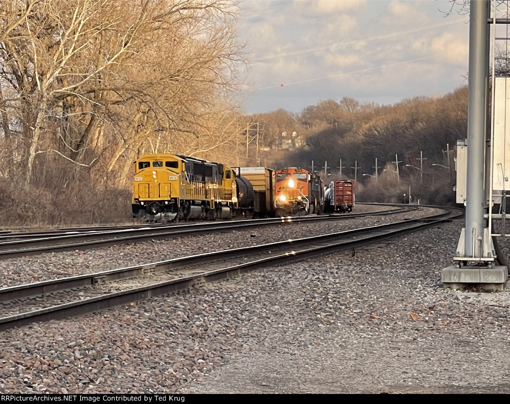 BNSF 7646 & CSX 7877 passing WAMX 6032 & 6033